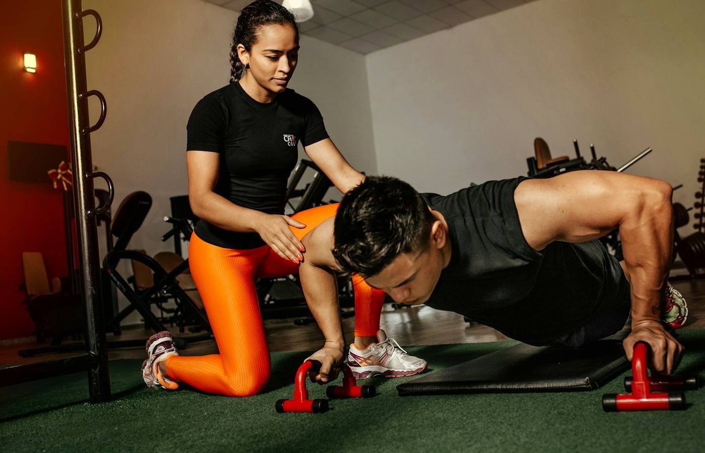 Interiér moderní posilovny s fitness vybavením